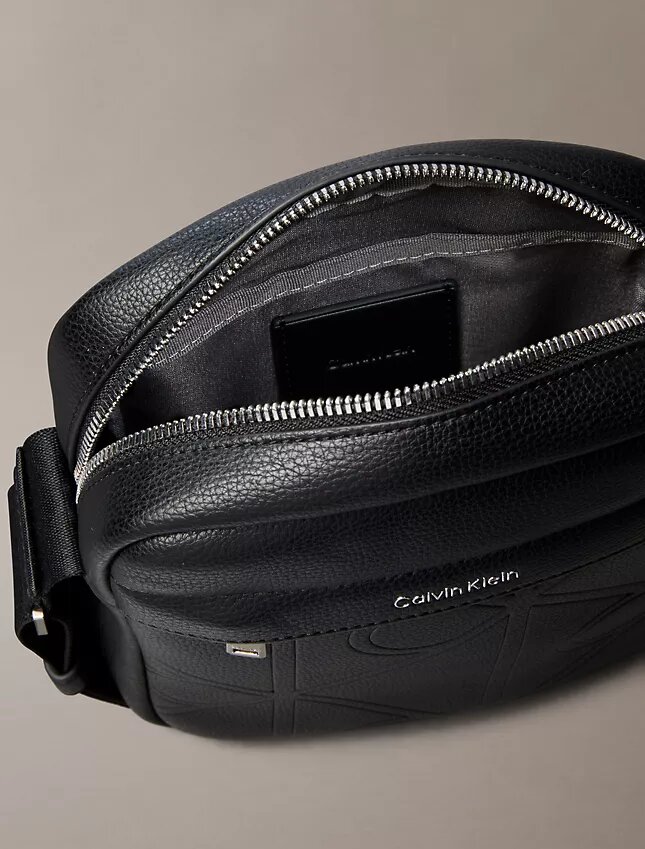 Bolso tipo reporter con logotipo en relieve por toda la superficie Bolso tipo reporter con logotipo en relieve por toda la superficie