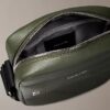 Bolso tipo reporter con logotipo en relieve por toda la superficie Bolso tipo reporter con logotipo en relieve por toda la superficie