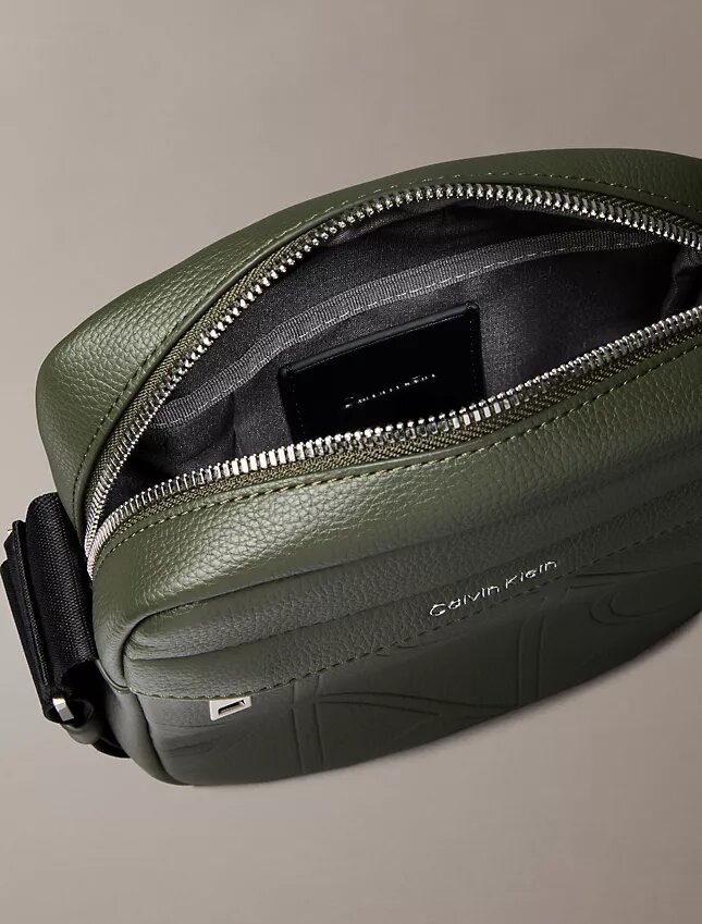 Bolso tipo reporter con logotipo en relieve por toda la superficie Bolso tipo reporter con logotipo en relieve por toda la superficie