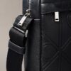 Bolso tipo reporter con logotipo en relieve por toda la superficie Bolso tipo reporter con logotipo en relieve por toda la superficie