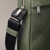 Bolso tipo reporter con logotipo en relieve por toda la superficie Bolso tipo reporter con logotipo en relieve por toda la superficie