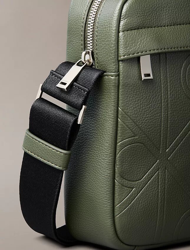 Bolso tipo reporter con logotipo en relieve por toda la superficie Bolso tipo reporter con logotipo en relieve por toda la superficie