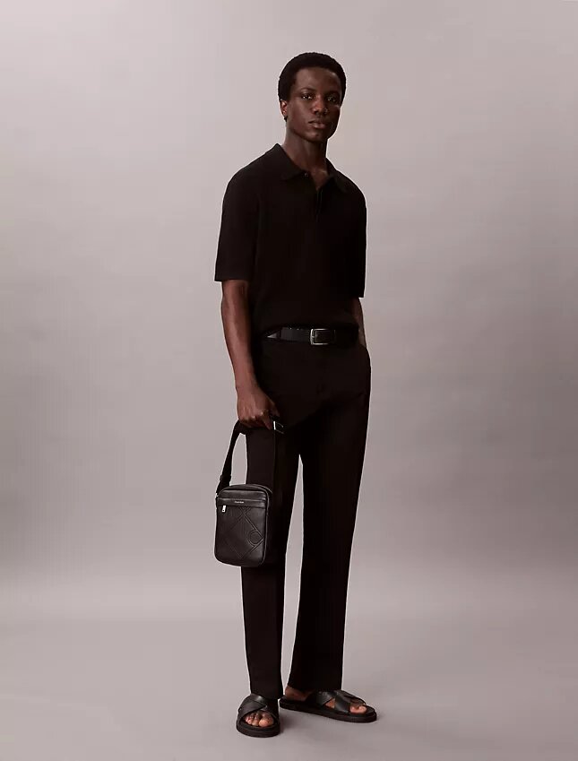 Bolso tipo reporter con logotipo en relieve por toda la superficie Bolso tipo reporter con logotipo en relieve por toda la superficie