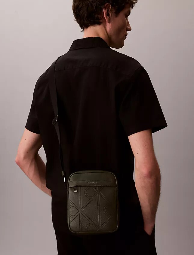 Bolso tipo reporter con logotipo en relieve por toda la superficie Bolso tipo reporter con logotipo en relieve por toda la superficie