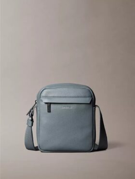 Bolso tipo reporter con textura granulada