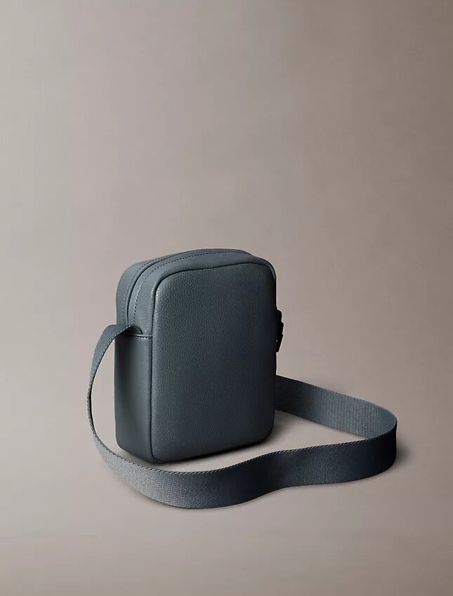 Bolso tipo reporter con textura granulada Bolso tipo reporter con textura granulada