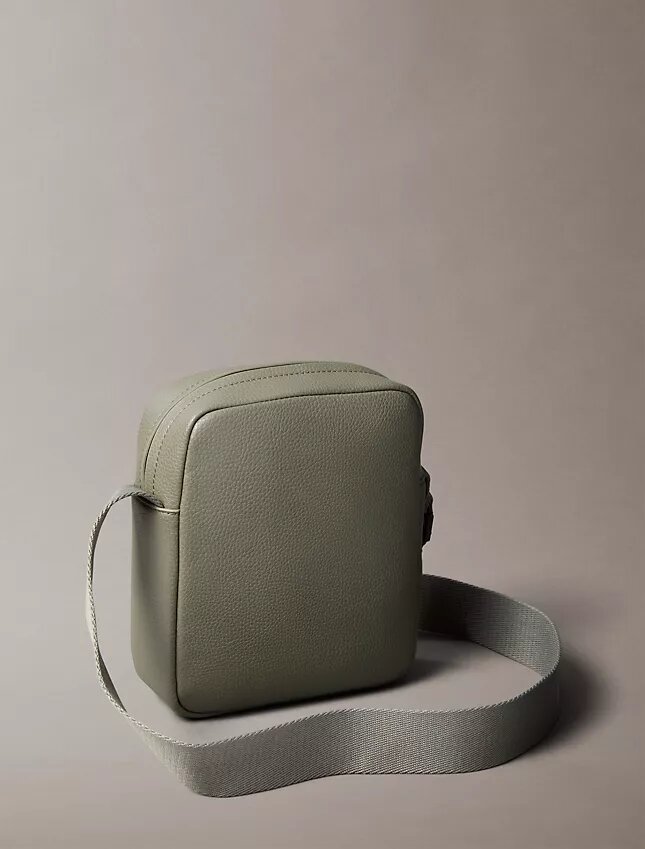 Bolso tipo reporter con textura granulada Bolso tipo reporter con textura granulada