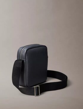 Bolso tipo reporter con textura micro granulada