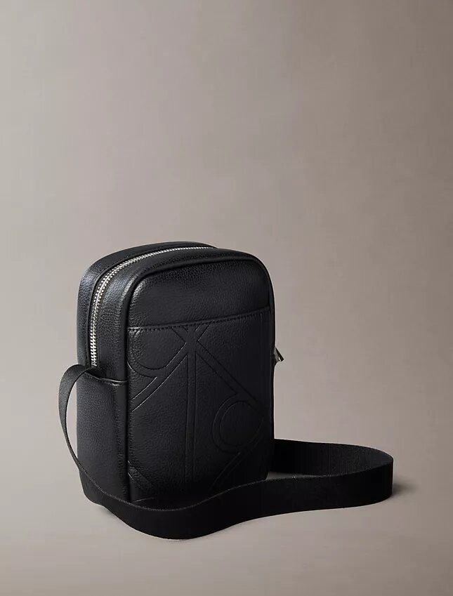 Bolso tipo reporter delgado con el logotipo del emblema grabado en toda la superficie Bolso tipo reporter delgado con el logotipo del emblema grabado en toda la superficie
