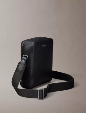 Bolso tipo reportero delgado con logotipo Bolso tipo reportero delgado con logotipo