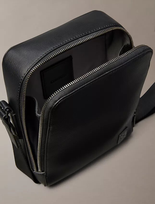 Bolso tipo reportero delgado con logotipo Bolso tipo reportero delgado con logotipo