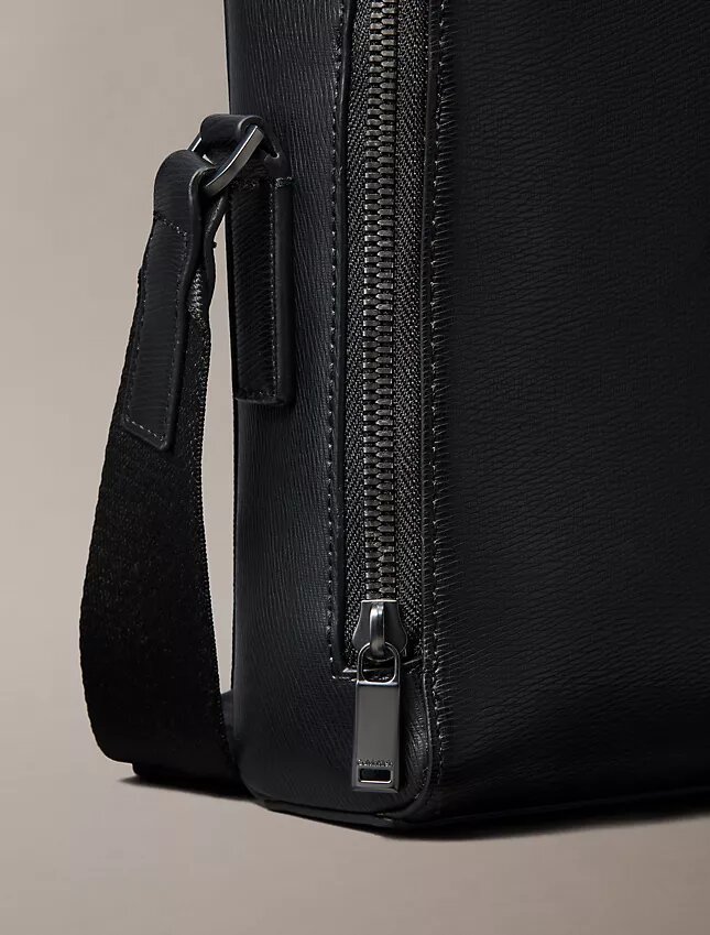 Bolso tipo reportero delgado con logotipo Bolso tipo reportero delgado con logotipo