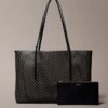 Bolso tote con el logotipo del emblema en toda la superficie y bolsillo Bolso tote con el logotipo del emblema en toda la superficie y bolsillo