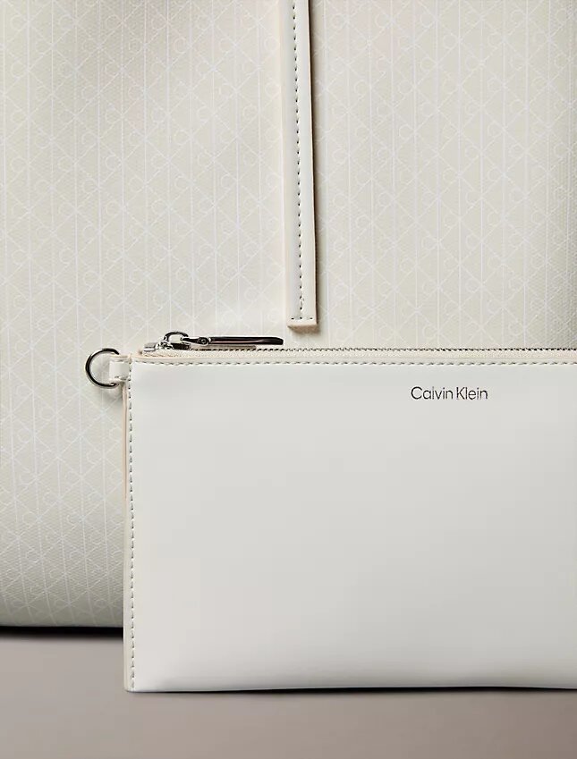 Bolso tote con el logotipo del emblema en toda la superficie y bolsillo Bolso tote con el logotipo del emblema en toda la superficie y bolsillo