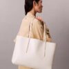 Bolso tote con el logotipo del emblema en toda la superficie y bolsillo Bolso tote con el logotipo del emblema en toda la superficie y bolsillo