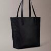 Bolso tote con el logotipo del emblema por toda la superficie Bolso tote con el logotipo del emblema por toda la superficie
