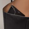 Bolso tote con logotipo en lámina Bolso tote con logotipo en lámina