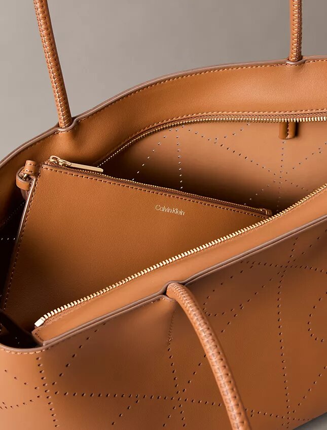 Bolso tote con logotipo perforado Bolso tote con logotipo perforado