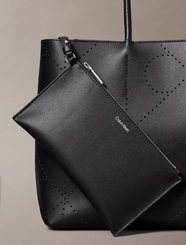 Bolso tote con logotipo perforado Bolso tote con logotipo perforado
