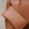 Bolso tote con logotipo perforado Bolso tote con logotipo perforado