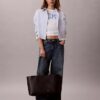 Bolso tote con logotipo perforado Bolso tote con logotipo perforado
