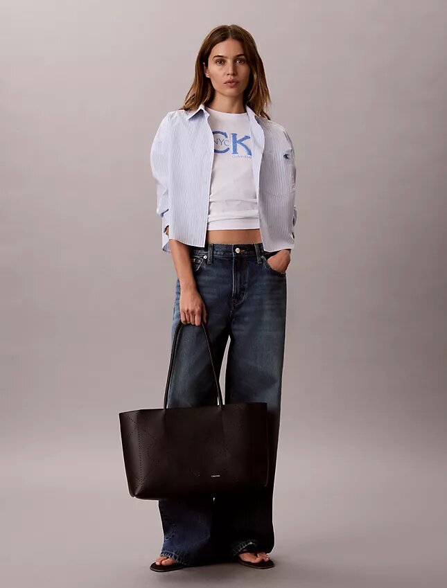 Bolso tote con logotipo perforado Bolso tote con logotipo perforado