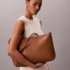 Bolso tote con logotipo perforado Bolso tote con logotipo perforado