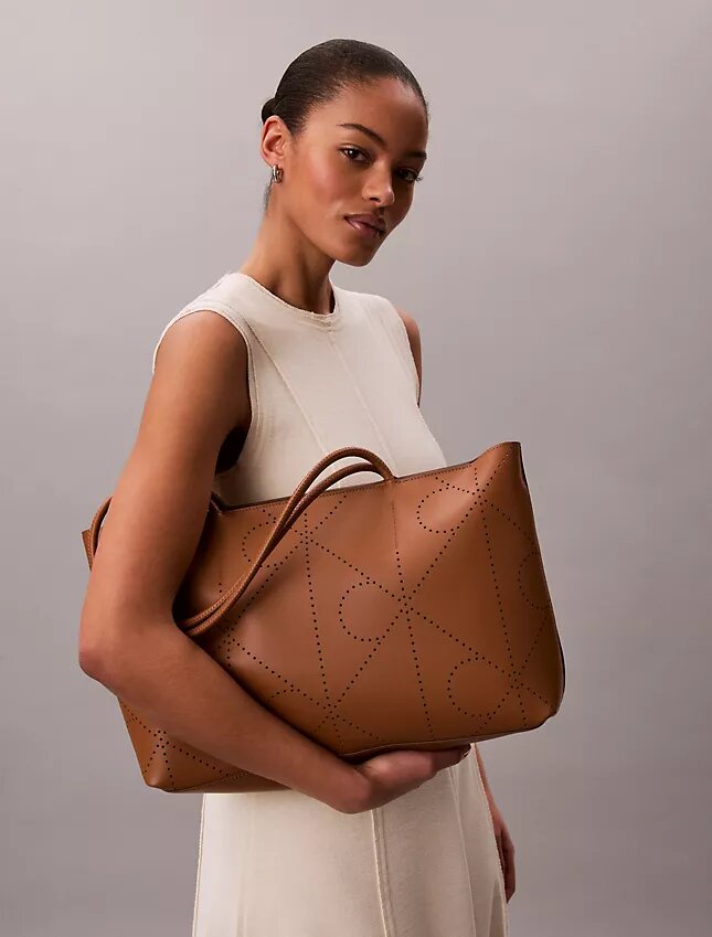 Bolso tote con logotipo perforado Bolso tote con logotipo perforado