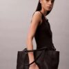 Bolso tote con textura de guijarros y logotipo Bolso tote con textura de guijarros y logotipo