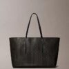 Bolso tote grande con logotipo en todo el diseño y bolsillo Bolso tote grande con logotipo en todo el diseño y bolsillo