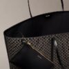 Bolso tote grande con logotipo en todo el diseño y bolsillo Bolso tote grande con logotipo en todo el diseño y bolsillo