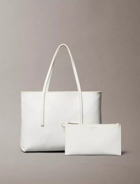 Bolso tote pequeño con estampado del logotipo en todo el diseño y bolsillo