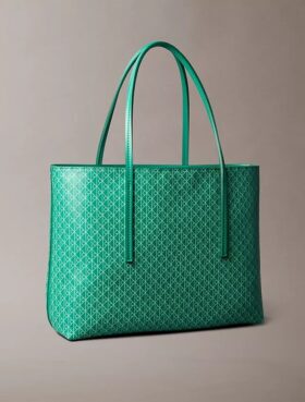 Bolso tote pequeño con estampado del logotipo en todo el diseño y bolsillo