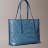 Bolso tote pequeño con estampado del logotipo en todo el diseño y bolsillo Bolso tote pequeño con estampado del logotipo en todo el diseño y bolsillo