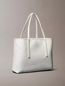 Bolso tote pequeño con estampado del logotipo en todo el diseño y bolsillo