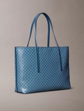 Bolso tote pequeño con estampado del logotipo en todo el diseño y bolsillo