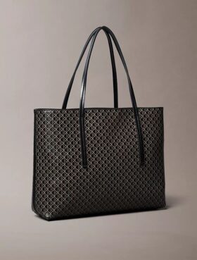 Bolso tote pequeño con estampado del logotipo en todo el diseño y bolsillo