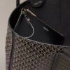 Bolso tote pequeño con estampado del logotipo en todo el diseño y bolsillo Bolso tote pequeño con estampado del logotipo en todo el diseño y bolsillo