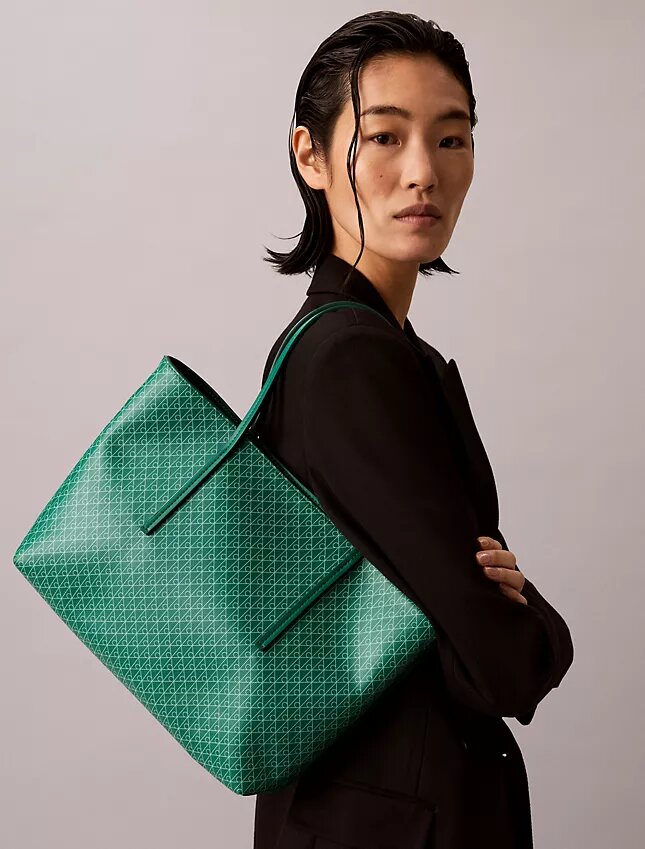 Bolso tote pequeño con estampado del logotipo en todo el diseño y bolsillo Bolso tote pequeño con estampado del logotipo en todo el diseño y bolsillo