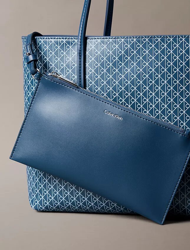 Bolso tote pequeño con estampado del logotipo en todo el diseño y bolsillo Bolso tote pequeño con estampado del logotipo en todo el diseño y bolsillo