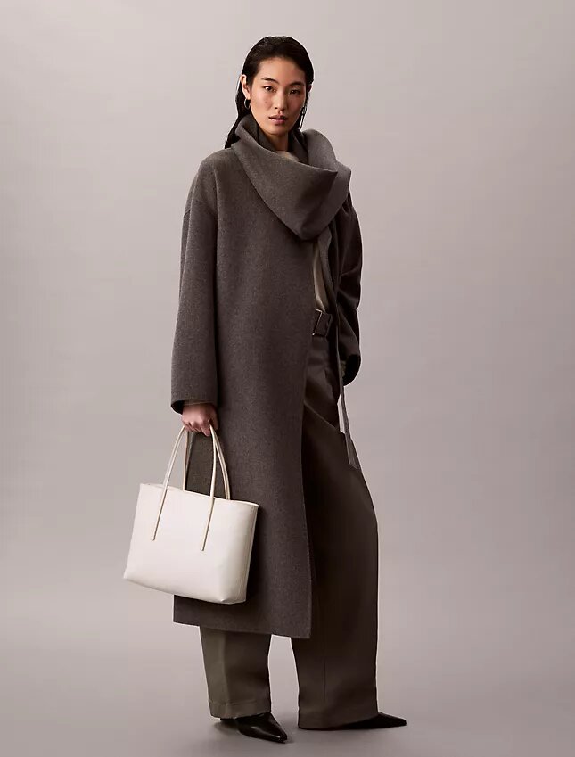 Bolso tote pequeño con estampado del logotipo en todo el diseño y bolsillo Bolso tote pequeño con estampado del logotipo en todo el diseño y bolsillo