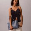 Bolso tote pequeño con estampado del logotipo en todo el diseño y bolsillo Bolso tote pequeño con estampado del logotipo en todo el diseño y bolsillo
