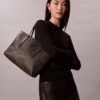 Bolso tote pequeño con estampado del logotipo en todo el diseño y bolsillo Bolso tote pequeño con estampado del logotipo en todo el diseño y bolsillo