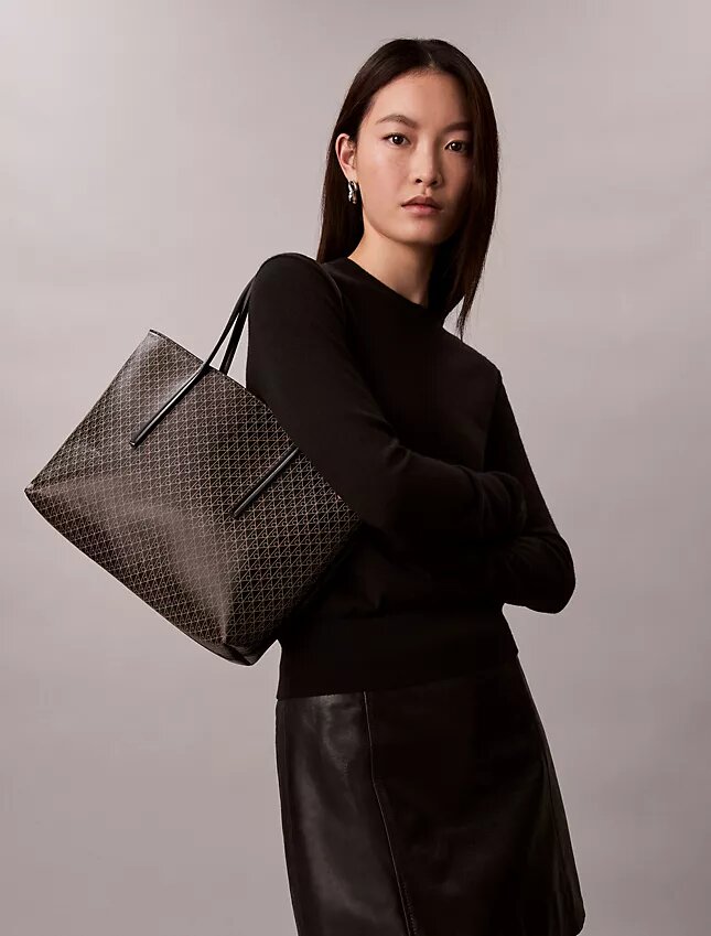 Bolso tote pequeño con estampado del logotipo en todo el diseño y bolsillo Bolso tote pequeño con estampado del logotipo en todo el diseño y bolsillo