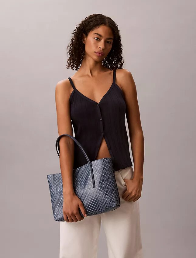 Bolso tote pequeño con estampado del logotipo en todo el diseño y bolsillo Bolso tote pequeño con estampado del logotipo en todo el diseño y bolsillo