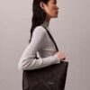 Bolso tote pequeño con logotipo en relieve Bolso tote pequeño con logotipo en relieve