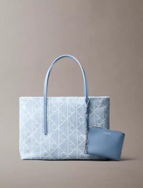 Bolso tote pequeño de Denim con el logotipo del emblema por toda la superficie Bolso tote pequeño de Denim con el logotipo del emblema por toda la superficie