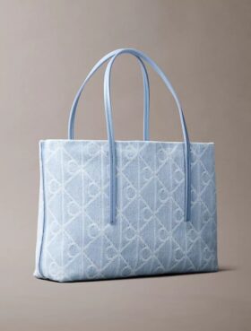 Bolso tote pequeño de Denim con el logotipo del emblema por toda la superficie Bolso tote pequeño de Denim con el logotipo del emblema por toda la superficie