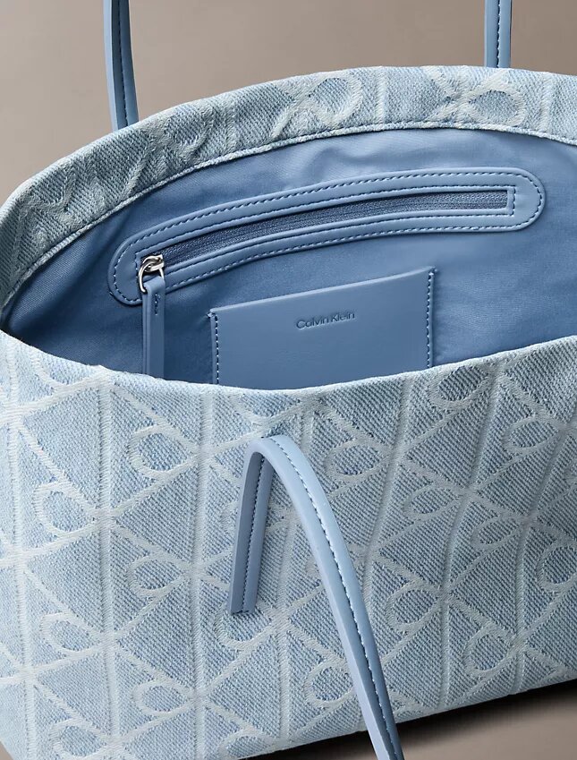 Bolso tote pequeño de Denim con el logotipo del emblema por toda la superficie Bolso tote pequeño de Denim con el logotipo del emblema por toda la superficie