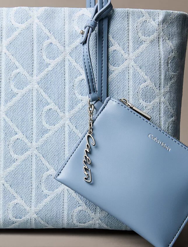 Bolso tote pequeño de Denim con el logotipo del emblema por toda la superficie Bolso tote pequeño de Denim con el logotipo del emblema por toda la superficie
